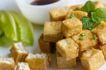 Mẹo rán đậu phụ vàng giòn bên ngoài chín ngọt bên trong