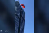 Video: Cái kết đau đớn của thanh niên nhảy dù từ nóc tòa nhà 19 tầng