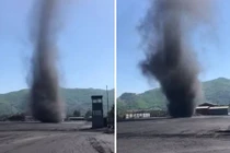 Video: Kinh hãi nhìn lốc xoáy cuộn cát bụi mù, cao hàng chục mét