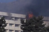 Video: Con tin dùng ga trải giường để thoát khách sạn khủng bố