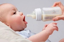 Độc chiêu giúp con nghiện ti trở lại của bà mẹ 8x