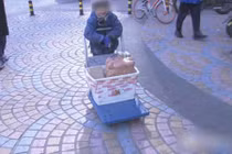 Thương tâm cậu bé giao hàng run rẩy, bàn tay đỏ hoe vì giá lạnh