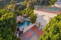 Điều khó tin trong núi tiền 700 tỷ đồng và bí ẩn dưới bể bơi