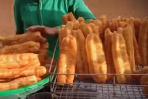 Video: Kinh hoàng quẩy nóng giòn tan rán rong mỡ bẩn đen sì