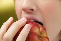 Video: Táo và những thực phẩm bạn thường ăn sai cách