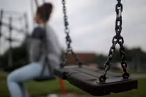 Bi kịch thiếu nữ 16 tuổi bị ép làm nô lê tình dục cho 100 đàn ông