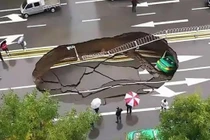 Video: Hố tử thần 60 m2 nuốt chửng xe taxi ở Trung Quốc