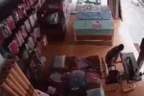 Video: Chở hàng quá nặng, xe tải bị lật thùng hàng khiến đá đổ ập vào nhà dân