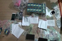 Bắt quả tang hơn chục người đang sát phạt trên chiếu bạc