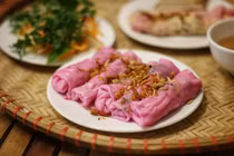 Đổ xô tới ăn thử bánh cuốn thanh long cực lạ