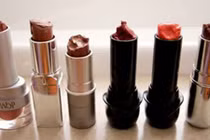 Mách bạn những mẹo tái chế mỹ phẩm