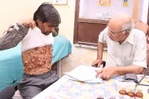 Người đàn ông mọc hàng ngàn khối u trên cơ thể như "quái vật"