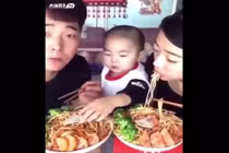 Video: Mẹ cứ việc ăn... ai động vào phần mẹ để con lo