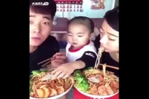 Video: Mẹ cứ việc ăn... ai động vào phần mẹ để con lo