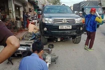 Video: Hai thanh niên phi thân qua chuồng gà khi ôtô điên lao với tốc độ thần chết