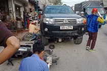 Video: Hai thanh niên phi thân qua chuồng gà khi ôtô điên lao với tốc độ thần chết