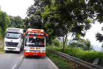 Video: Xe khách chạy kiểu tự sát, suýt đâm trực diện xe chở người nước ngoài