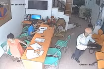 "Nhân viên tiếp thị" chôm điện thoại ngay trước mặt nạn nhân