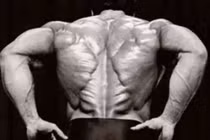 Lý giải về cơ lưng đẳng cấp “hình cây thông” của Lý Tiểu Long