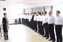 Bên trong lò luyện người mẫu cao tuổi