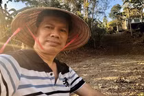 Sếp tổng ở ẩn làm nông, đi bán bia và... thi chống đẩy