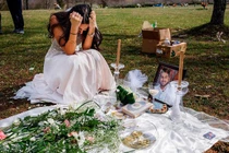 Nhói lòng cô dâu mặc váy cưới gục khóc bên mộ chú rể