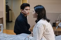 Choáng váng khi nhận được gói bưu phẩm có chứa chiếc ví và tấm ảnh