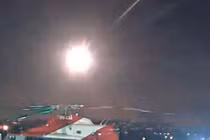 Video: Thiên thạch khổng lồ nổ tung trên bầu trời Australia