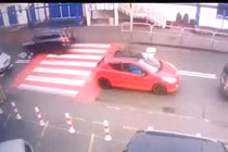 Video: Bé gái bị xe húc bay người vẫn đứng dậy đi như thường