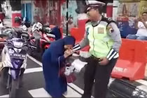 Video: Không đội mũ bảo hiểm, người phụ nữ cắn CSGT khi bị bắt