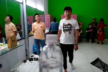 Video: Trấn Thành, Phạm Hương hưởng ứng trào lưu xoay người đá nắp chai