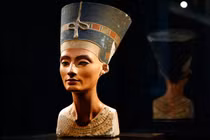  Cách làm đẹp nguy hiểm của nữ hoàng nhan sắc Ai Cập