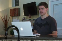 Chàng trai 17 tuổi vạch mặt Apple làm chậm iPhone cũ