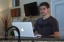 Chàng trai 17 tuổi vạch mặt Apple làm chậm iPhone cũ