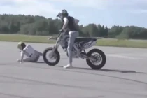 Video: "Nghịch ngu" và những cái kết thốn lên tận rốn