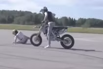 Video: "Nghịch ngu" và những cái kết thốn lên tận rốn