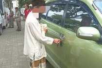 Đi ăn xin nhưng có ô tô riêng, người đàn ông bị 'ném đá' dữ dội