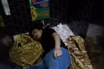 Đưa tay vào bồn cầu để "cứu" iPhone 8, chàng trai nhận kết đắng