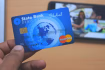 Cho bạn mượn thẻ ATM, cô gái trẻ bị vướng vào vụ lừa đảo tiền tỷ