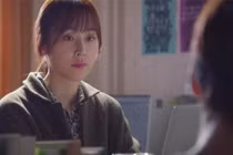 Chồng chết sững vì nhìn thấy vật này trên bàn làm việc