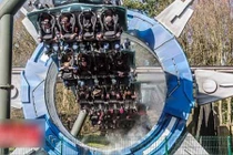 Chơi tàu lượn, 23 người mắc kẹt hàng giờ trên không