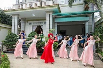 Video: Cô dâu cùng dàn bê tráp xinh đẹp nổi rần rần sau một đêm