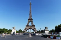 Nằm lăn dưới tháp Eiffel, đùa với chim ở nhà thờ Đức Bà Paris