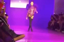 Video: Dẹp hết sang một bên, sân khấu này là của riêng chị