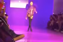 Video: Dẹp hết sang một bên, sân khấu này là của riêng chị