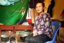 Sự thật về người mẹ "điên" dưới chân núi Sóc Sơn