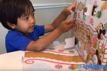 Nhóc tỳ 6 tuổi trở thành triệu phú nhờ đánh giá đồ chơi