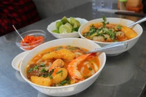 Khách sành ăn "giật mình" với bánh canh cua vỉa hè giá 300.000 đồng