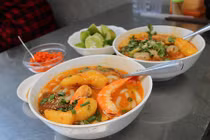 Khách sành ăn "giật mình" với bánh canh cua vỉa hè giá 300.000 đồng