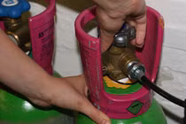 Bí kíp tiết kiệm tiền gas khi nấu ăn "chuẩn không cần chỉnh"